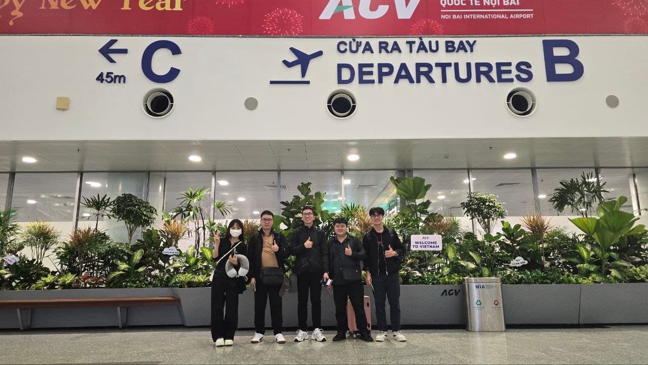 Đoàn công tác chụp ảnh kỷ niệm tại sân bay.