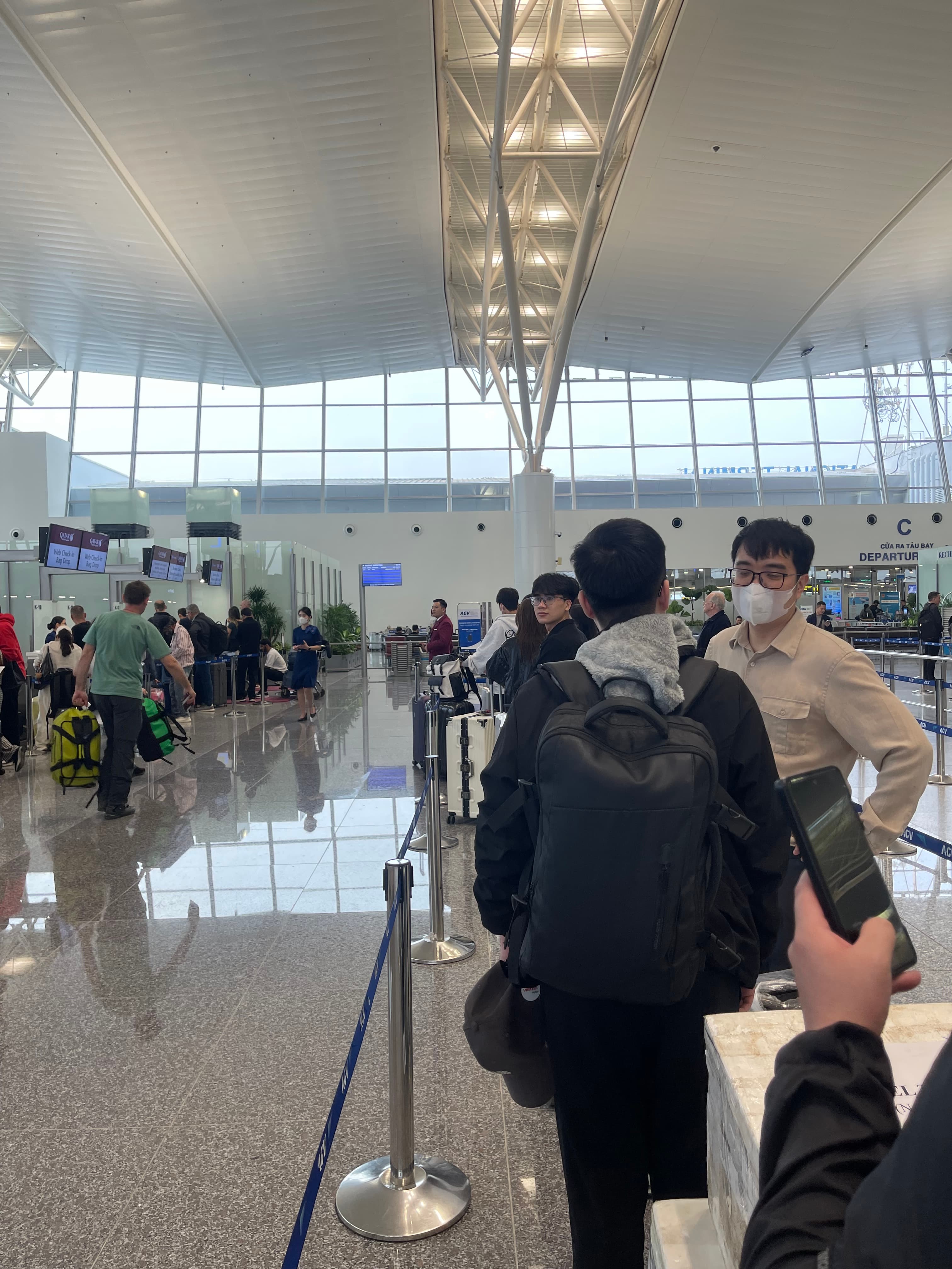 Anh Đại PM, quản lý dự án tiễn các em ra sân bay.